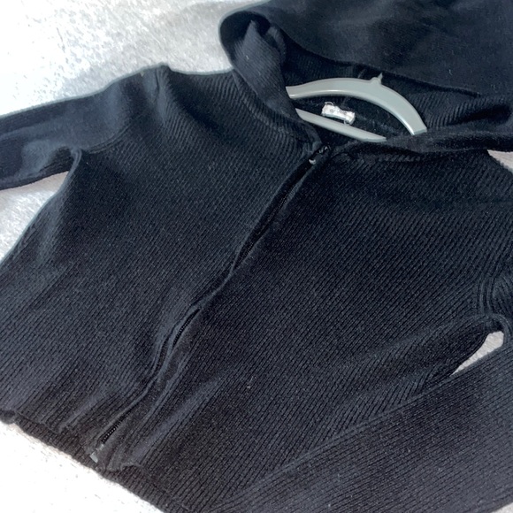Black cropped fitted zip-up from garage - Picture 2 of 2